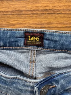 Stretchiga jeans med långa ben
