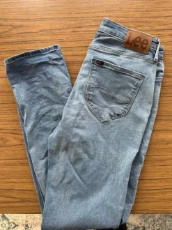 Stretchiga jeans med långa ben