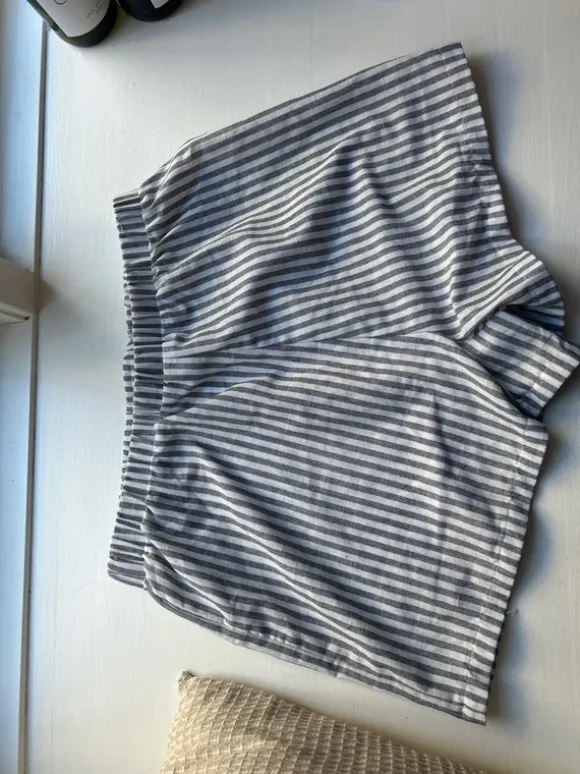 Stribede shorts i let stof