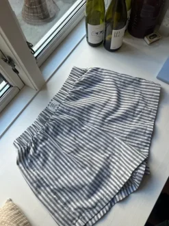 Stribede shorts i let stof