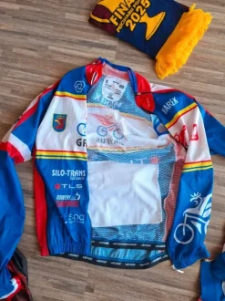 Strój kolarski oraz szalik