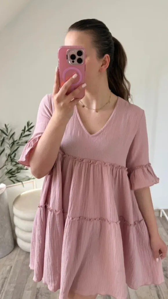 Sukienka babydoll mini falbanki dekolt v pudrowa muślinowa na lato wakacje bawełna