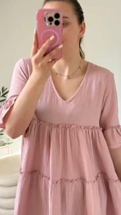 Sukienka babydoll mini falbanki dekolt v pudrowa muślinowa na lato wakacje bawełna