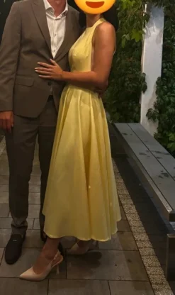 Sukienka midi, rozkloszowana, wiązana. Efekt wow!