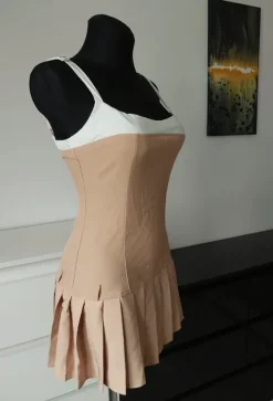 Sukienka mini z plisowanym dołem na ramiączkach old money PrettyLittleThing 36