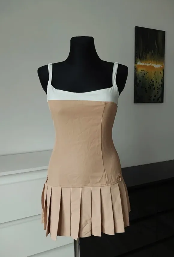 Sukienka mini z plisowanym dołem na ramiączkach old money PrettyLittleThing 36