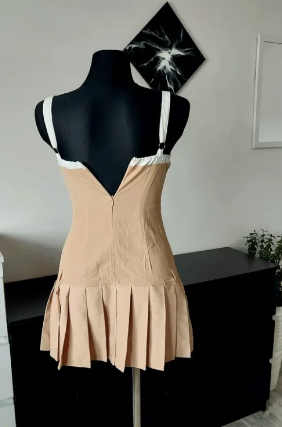 Sukienka mini z plisowanym dołem na ramiączkach old money PrettyLittleThing 36