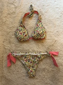 Supersöt prickig bikini