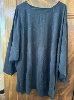 Svagt gennemsigtig festbluse
