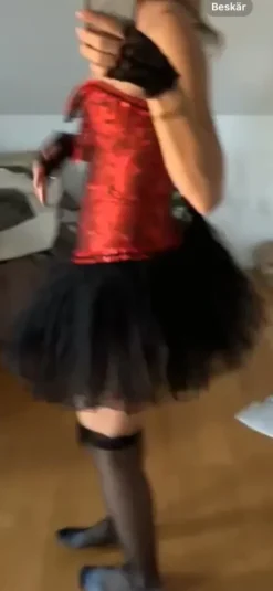 Svart fluffig kjol