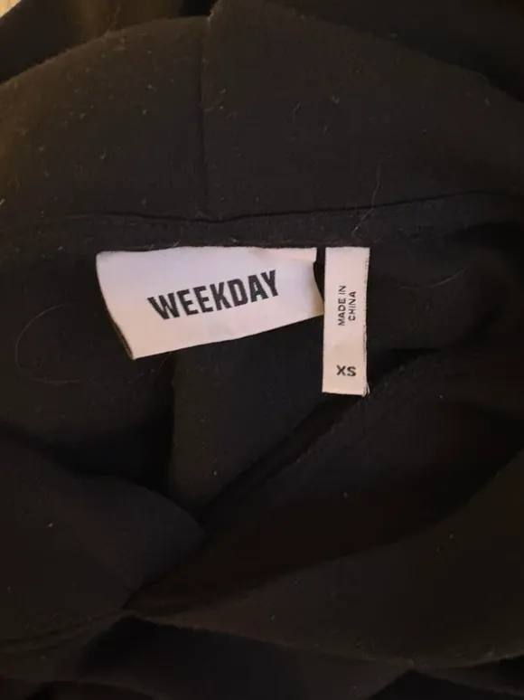 Svart hoodie frĂĄn weekdayđź’—