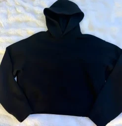 Svart hoodie frĂĄn weekdayđź’—