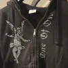 Svart hoodie One of One med strasstenar
