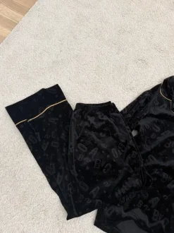 Svart pyjamas