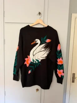 Svart stickad tröja med svan & blommor / Czarny sweter z łabędziem i kwiatami oversized Monki