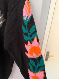 Svart stickad tröja med svan & blommor / Czarny sweter z łabędziem i kwiatami oversized Monki