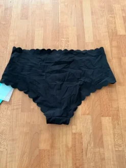 svarta H&M-trosor med vågkant.