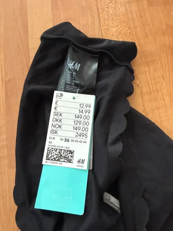 svarta H&M-trosor med vågkant.