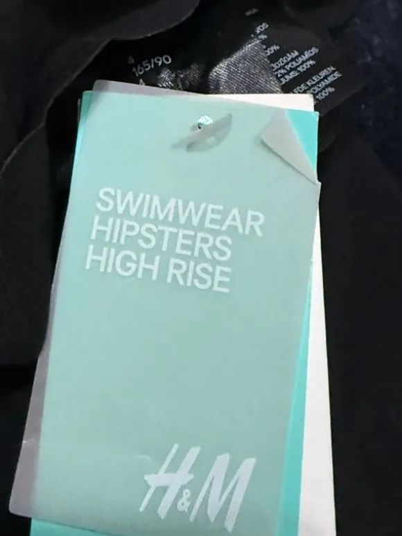 svarta H&M-trosor med vågkant.
