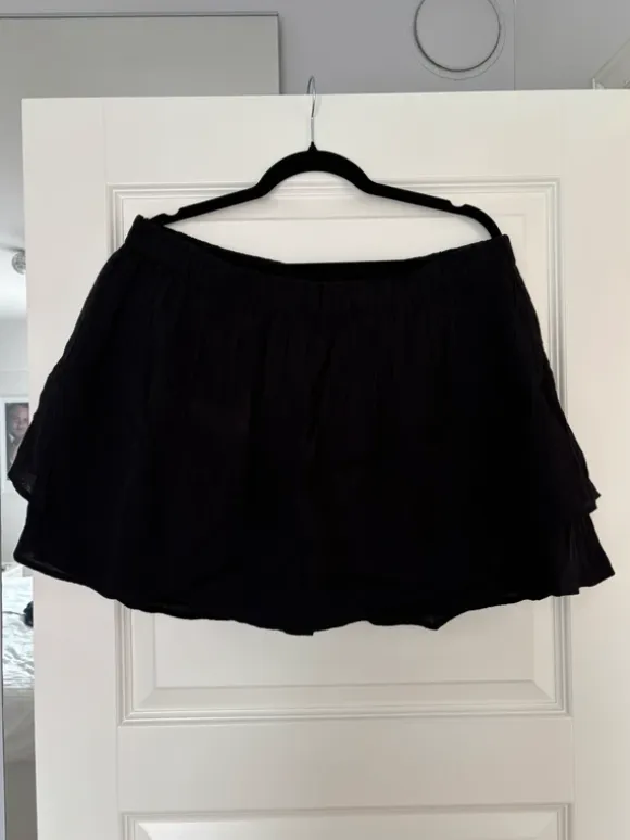 Svarta skorts från Cubus i storlek XL