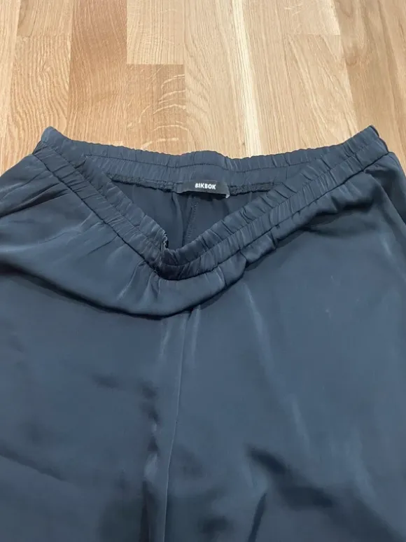 Svarta tunna satinahorts Bikbok L