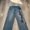Swag blå tribal jeans spodnie baggy loose fit med rødt/hvidt print – super fede detaljer 🔥