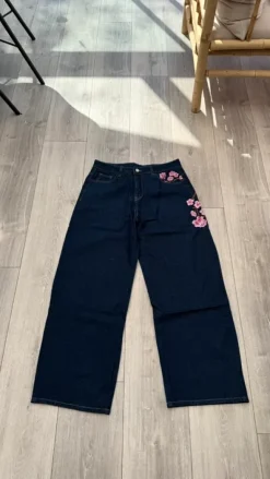 Swag mørkeblå jeans spodnie med rosa blomsterdetaljer og loose fit – streetwear vibe 🔥