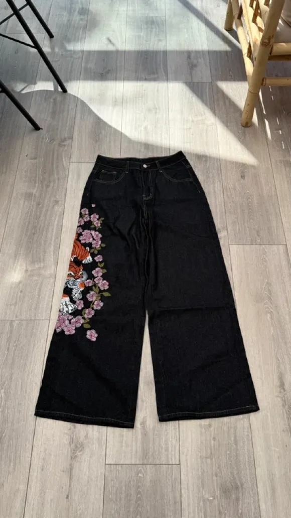 Swag sorte jeans spodnie med broderet tiger og blomster – streetwear vibe 🔥