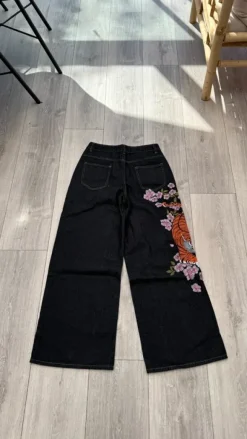 Swag sorte jeans spodnie med broderet tiger og blomster – streetwear vibe 🔥