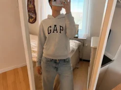 Szara bluza z kapturem GAP
