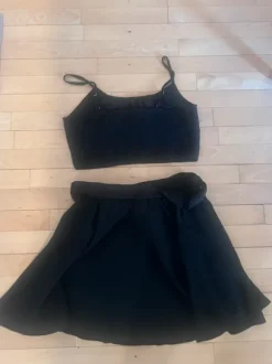 Todelt sæt med nederdel og crop top