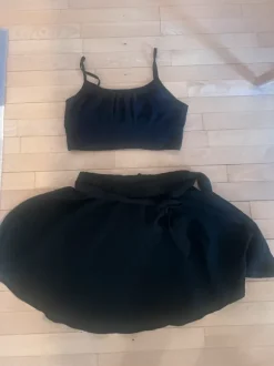 Todelt sæt med nederdel og crop top