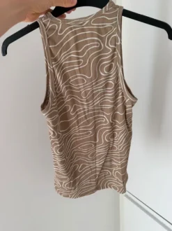 Top i brunbeige med hvid