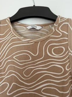 Top i brunbeige med hvid
