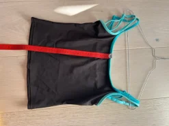 Top med blå stropper