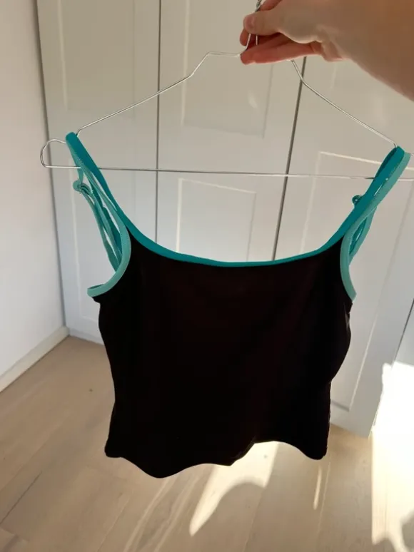 Top med blå stropper