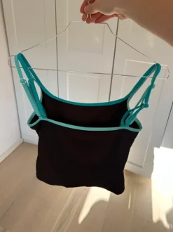 Top med blå stropper
