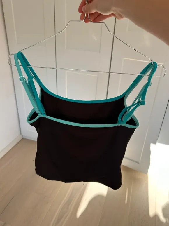 Top med blå stropper