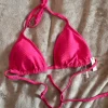 Trójkątna góra od bikini