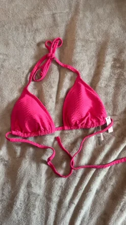 Trójkątna góra od bikini
