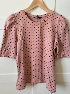 T-shirt med søde prikker
