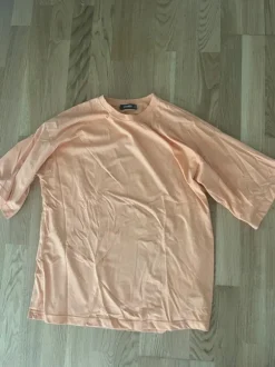 T-shirt och hotpants