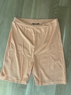T-shirt och hotpants
