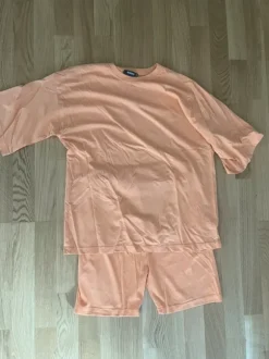 T-shirt och hotpants