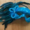 Turkos teatermask med fjädrar
