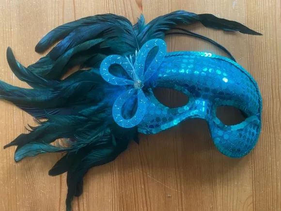 Turkos teatermask med fjädrar