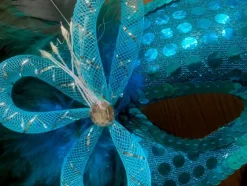 Turkos teatermask med fjädrar