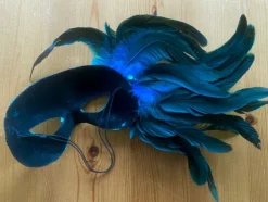 Turkos teatermask med fjädrar