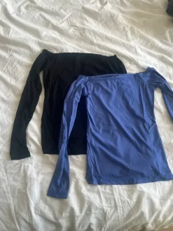 Två off shoulder tröjor