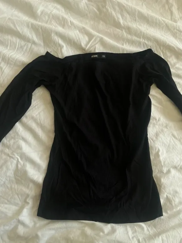 Två off shoulder tröjor